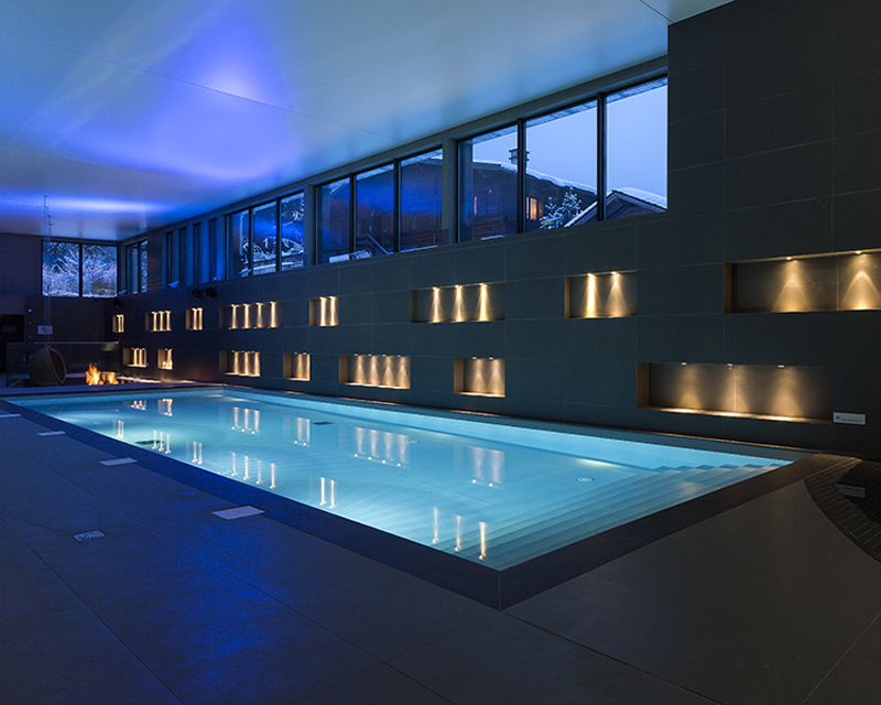 piscine contemporaine d'intérieure Hôtel Héliopic