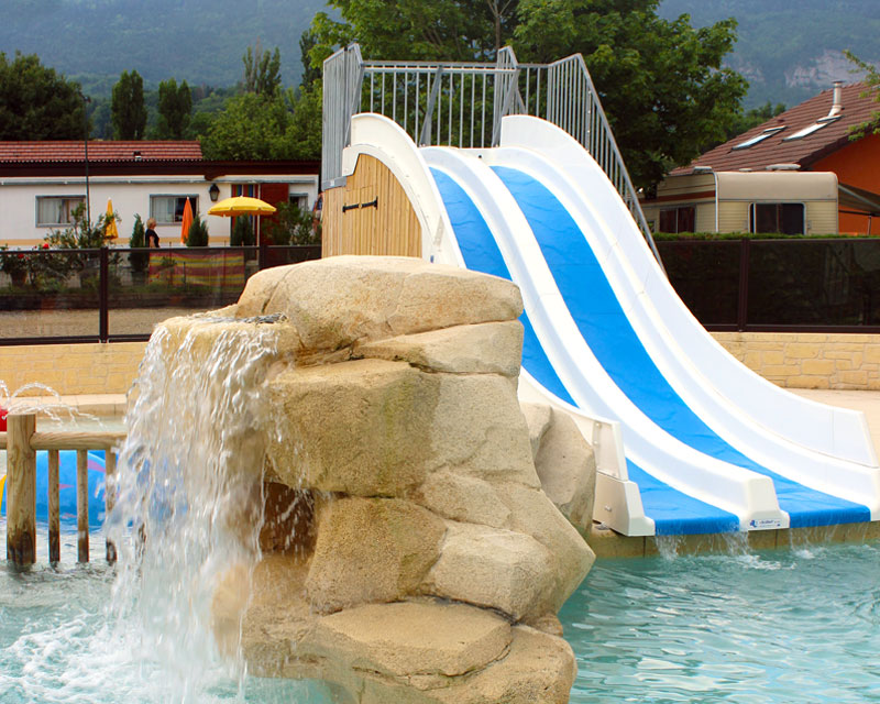 casacade d'eau et toboggans de piscine